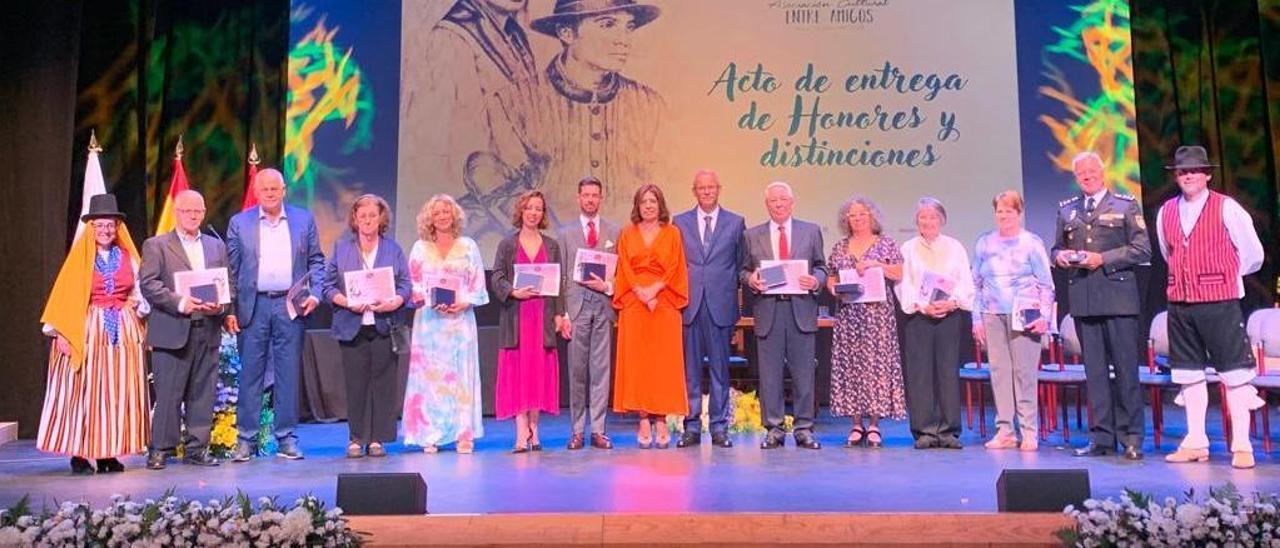 Los premiados recogieron anoche los premios acompañados por la alcaldesa del municipio, Carmen Hernández, al centro de la imagen.