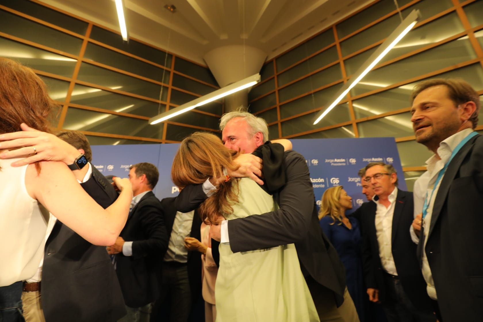 En imágenes | Así ha celebrado el PP su victoria en las elecciones municipales y autonómicas