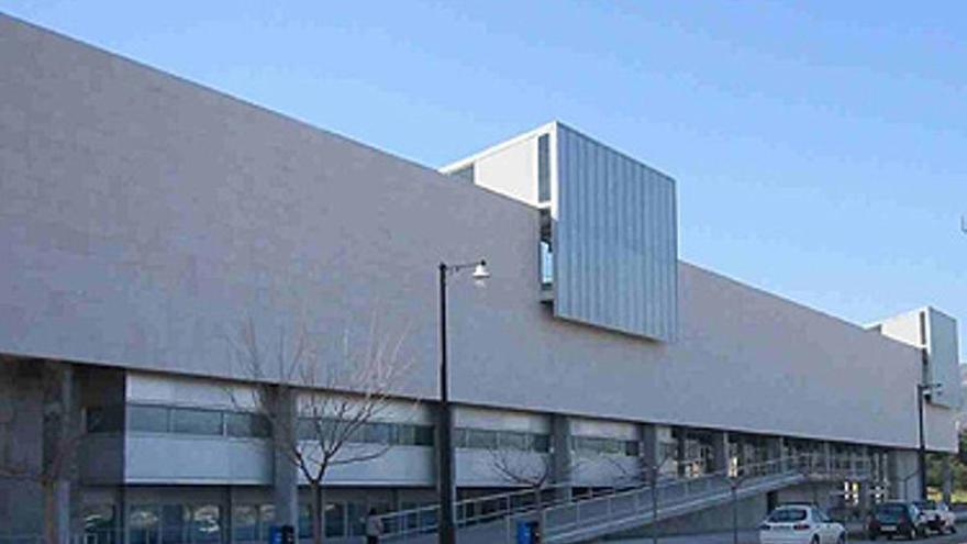 Una alumna de Derecho de la UIB, herida al caerle encima una ventana de su aula