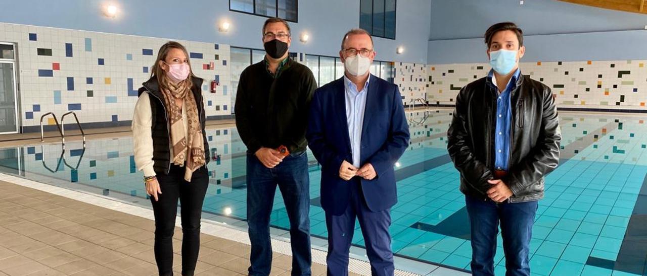 El portavoz de Cs, Julio Oca -izq-, y el alcalde Juanjo Berenguer, en la piscina cubierta. | INFORMACIÓN
