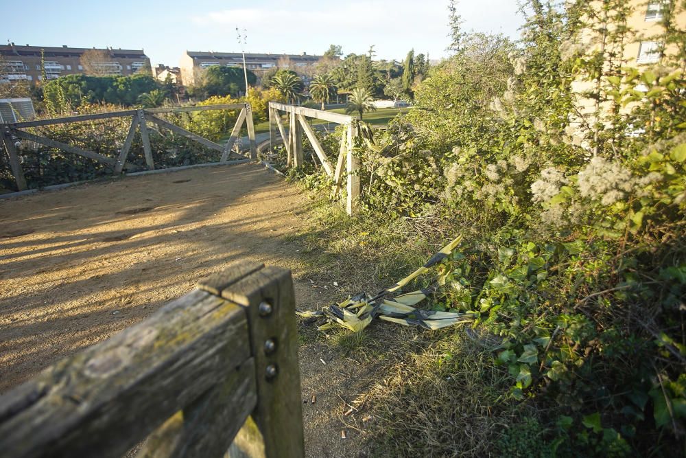 El parc del Migdia té la senyalització i el mirador trencats i en mal estat