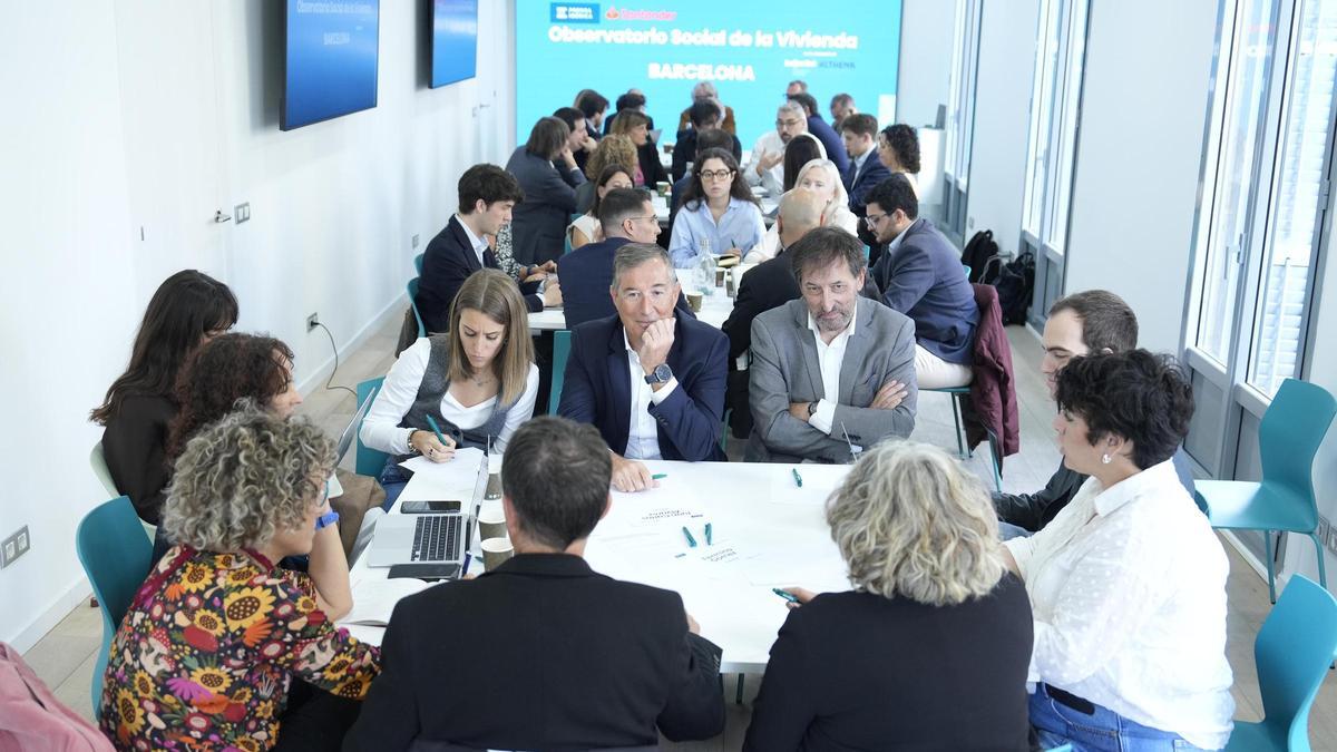 Encuentro del Observatorio Social de la Vivienda de Prensa Ibérica y Banco Santander con representantes políticos y económicos en Barcelona