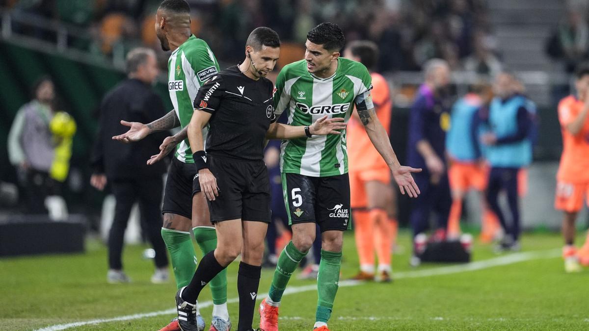Marc Bartra durante el partido de LaLiga EA Sports, disputado entre el Real Betis y el FC Barcelona en el estadio La Cartuja.
