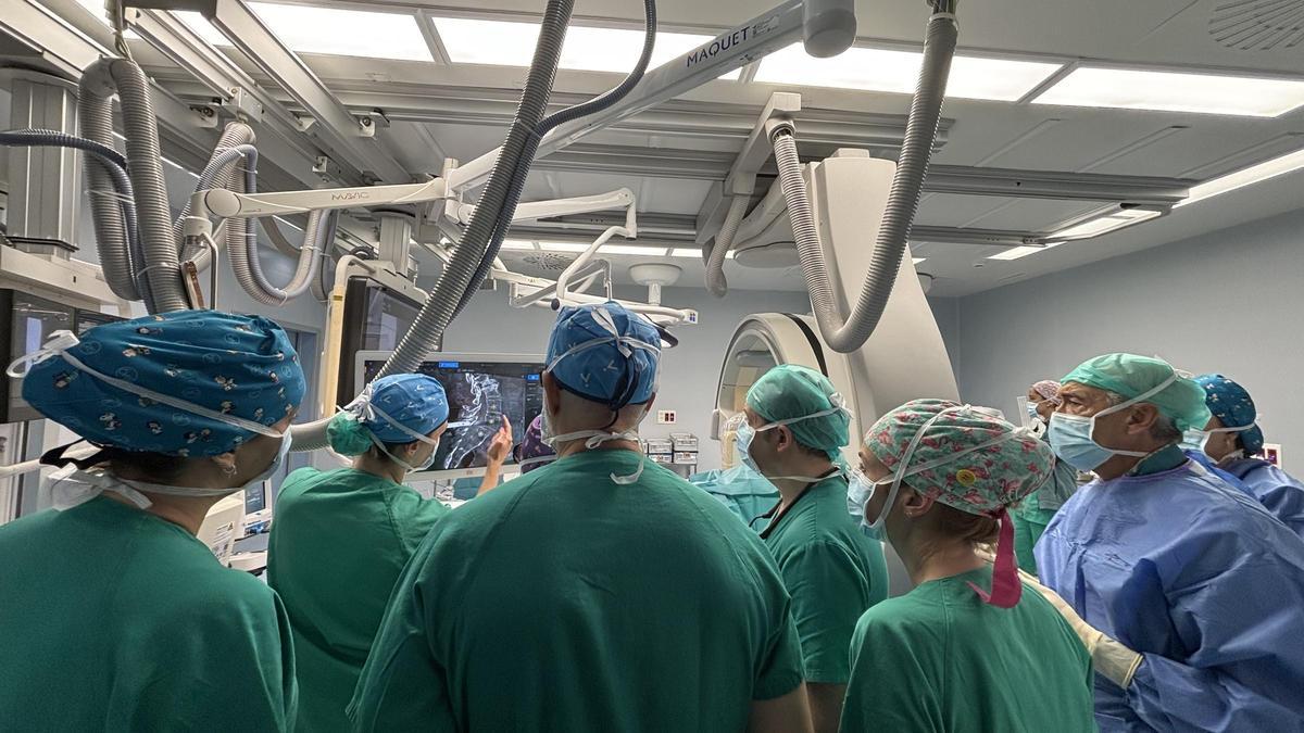 Equipo del Hospital Centro Médico de Asturias con un robot quirúrgico.