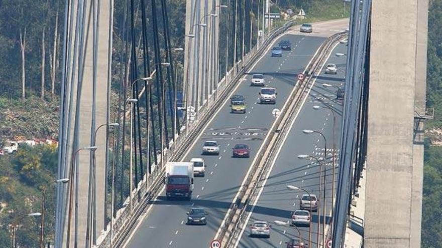 Imagen del tráfico en el puente de Rande.  // R. Grobas