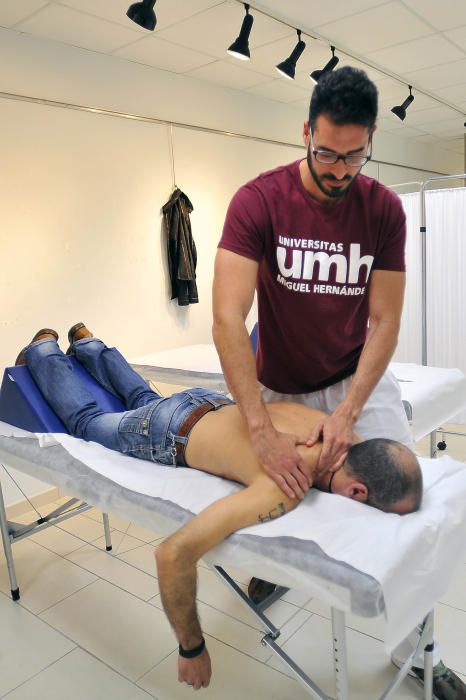 Alumnos de Fisioterapia de la UMH tratan a los cos