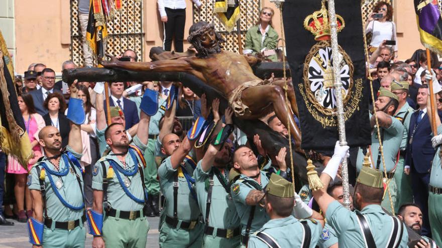 Un momento del traslado del Cristo de la Buena Muerte.