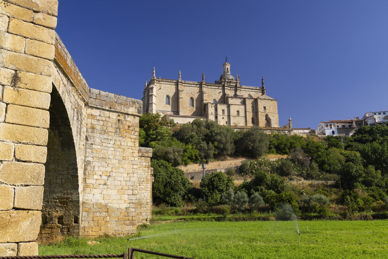 Puente Romano y Catedral, Coria, provincia de Cáceres, Extremadura, España.