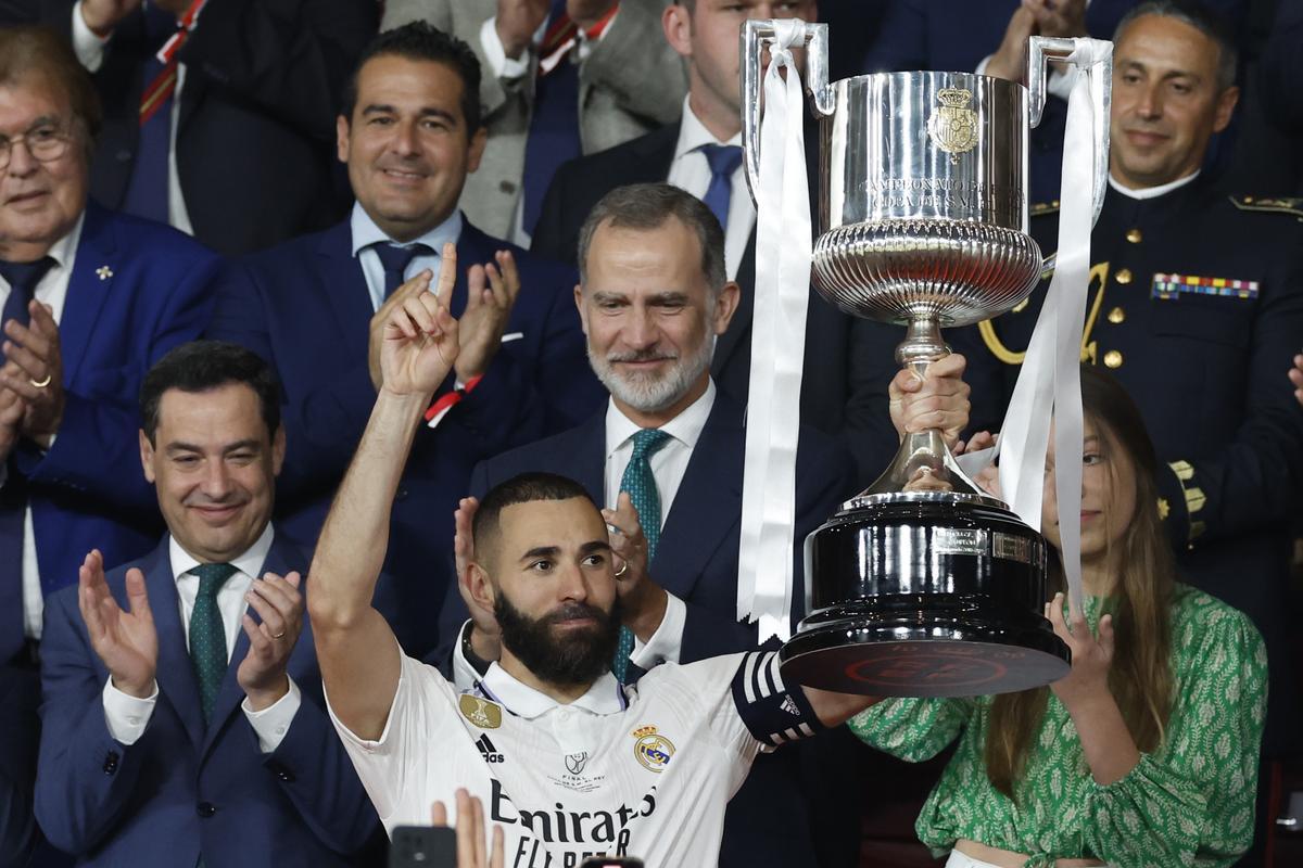 SEVILLA, 06/05/2023.- El capitán del Real Madrid, Karim Benzema levanta la Copa de S.M. El Rey entregada por Felipe VI tras vencer 2-1 a Osasuna en la final de la Copa del Rey de fútbol este sábado en el estadio de La Cartuja de Sevilla. EFE/ Julio Munoz
