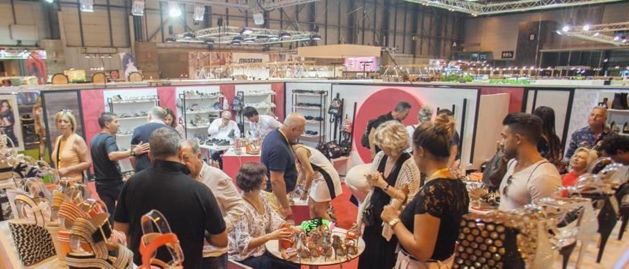 Un expositor de la provincia en la feria de calzado de Madrid donde este fin de semana se han dado cita un centenar de empresas de la provincia.