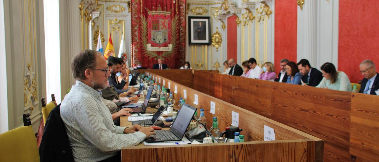 José Eduardo Ramírez, en primer plano a la izquierda, en el pleno de este viernes.