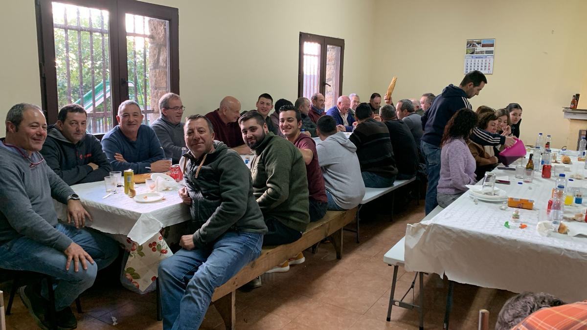 Comensales de la comida de fraternidad del Día de Reyes en Castromil