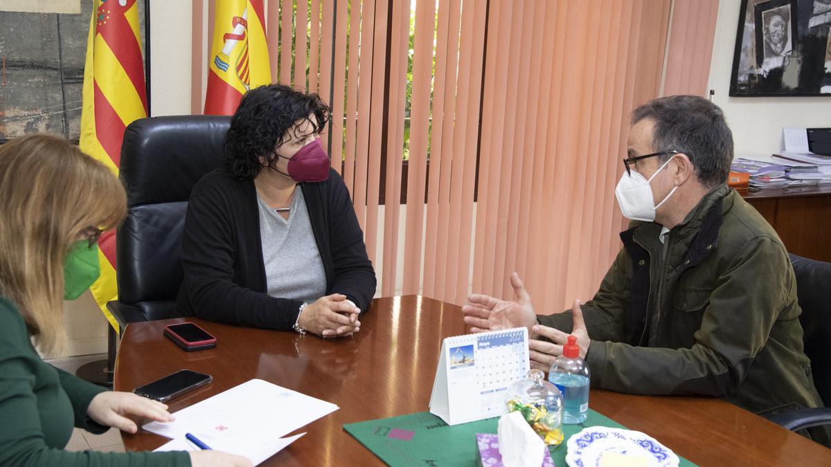 La vicepresidenta de la Diputación, Patricia Puerta, junto al decano del Colegio de Abogados, Manuel Mata.