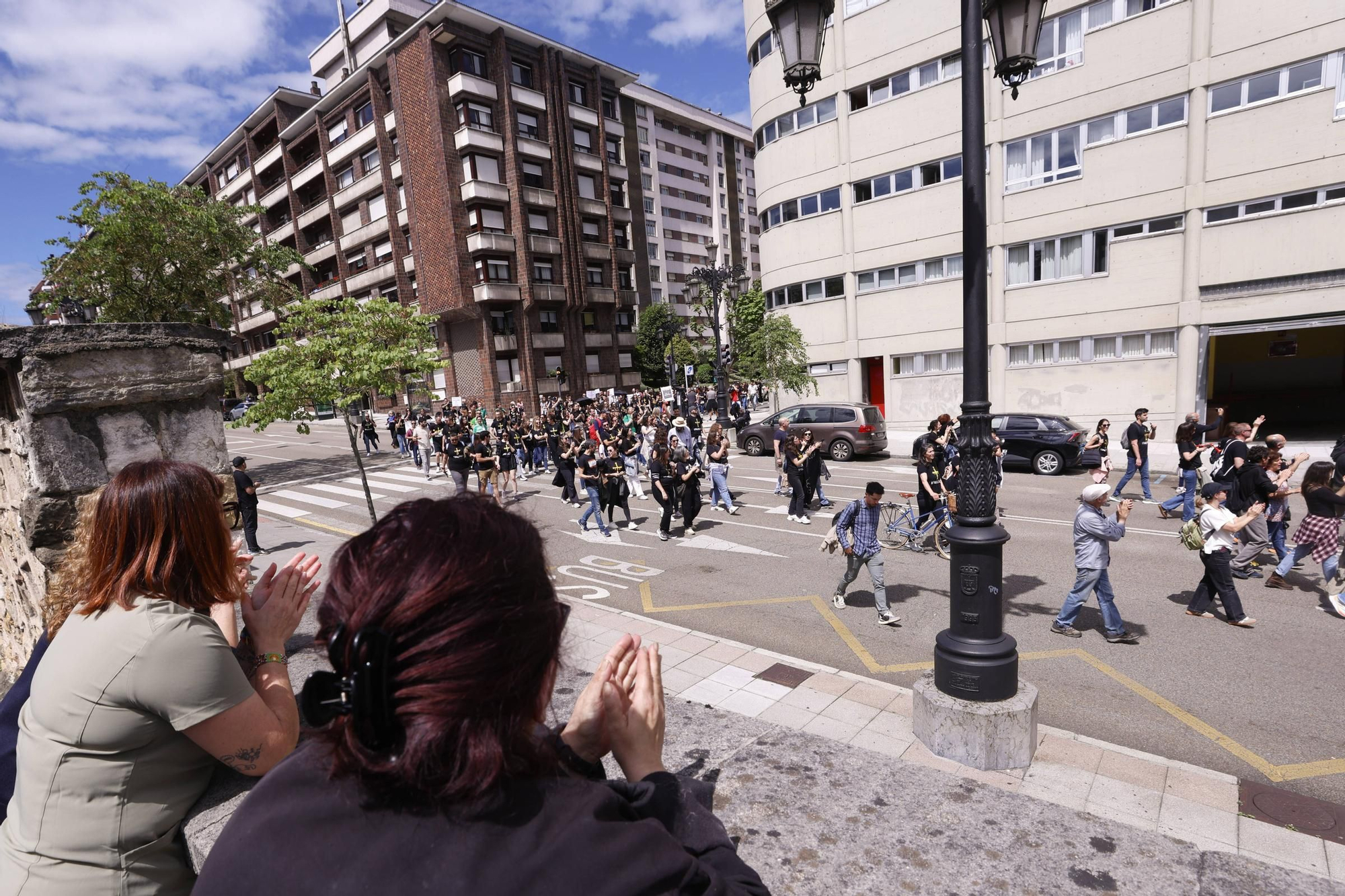 EN IMÁGENES: Cientos de profesores se manifiestan en Oviedo en la cuarta jornada de huelga