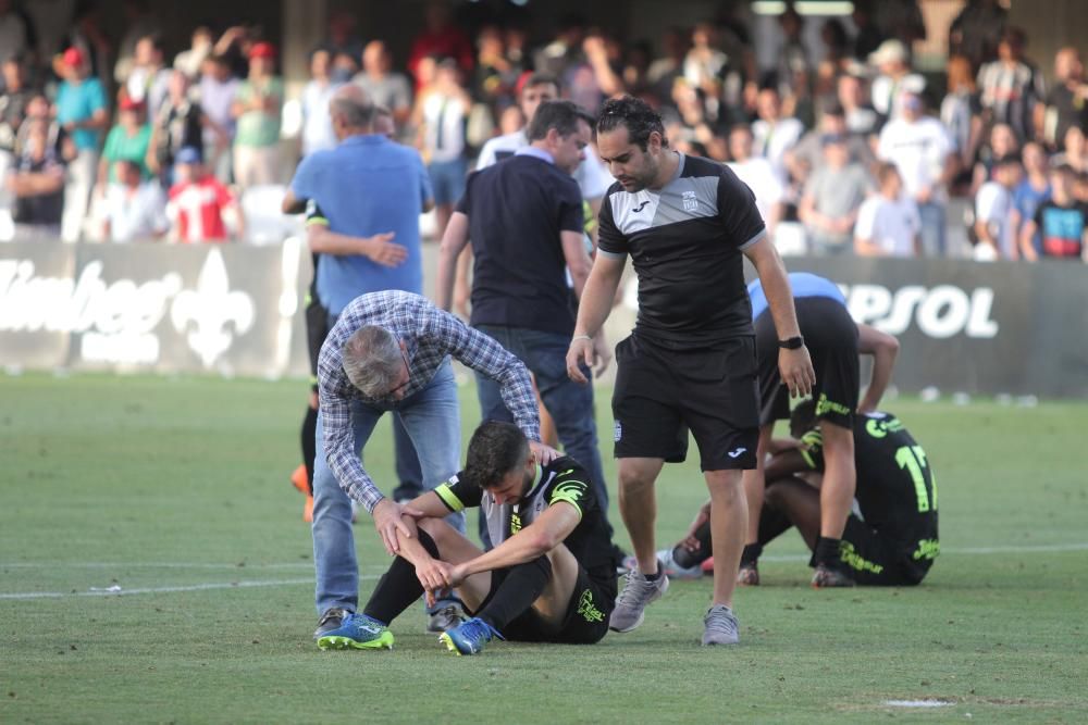 Los jugadores del FC Cartagena, tristes tras el partido que les deja sin ascenso