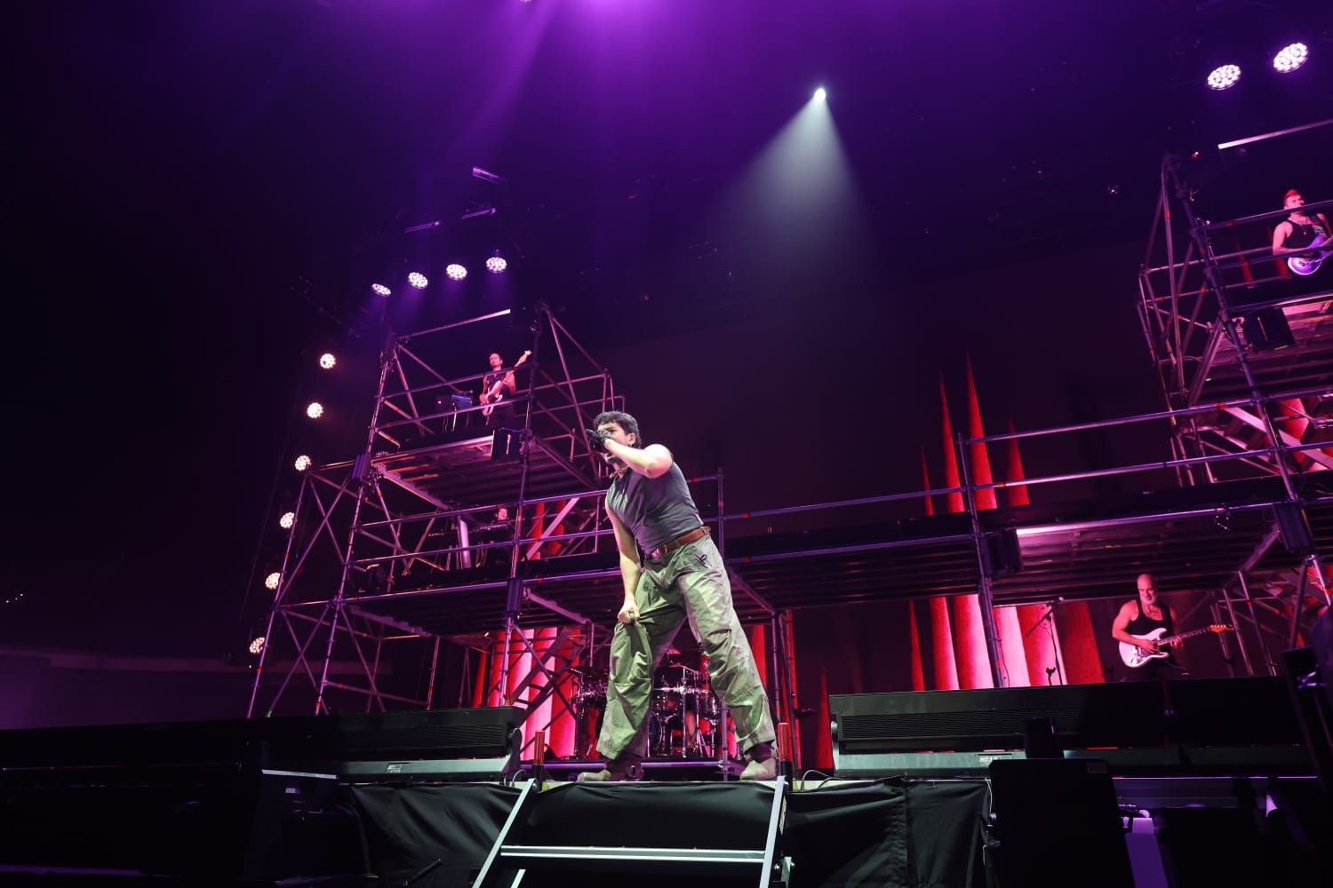 Sebastián Yatra se funde con el público y sus 'Tacones Rojos' pone en pie al Roig Arena