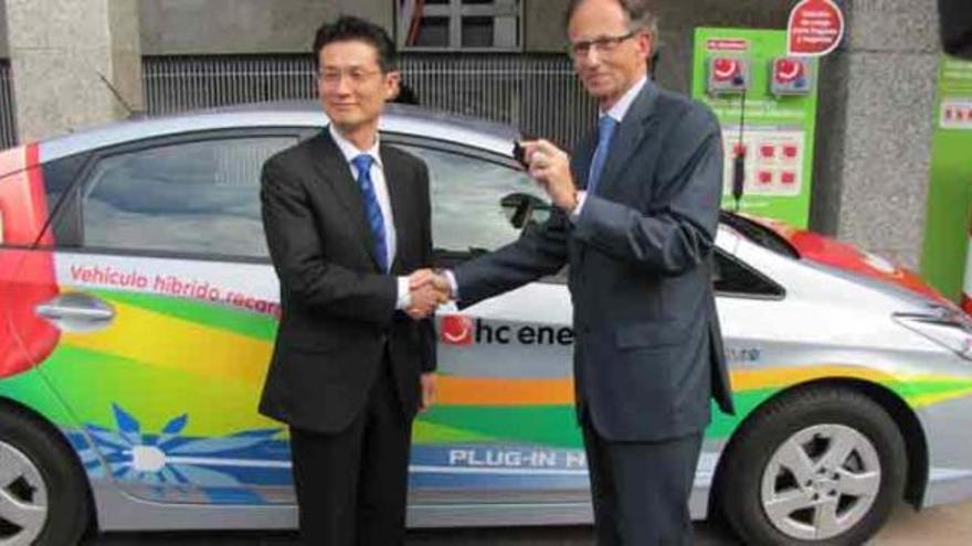 Acuerdo entre HC Energía y Toyota para evaluar la viabilidad del coche híbrido enchufable