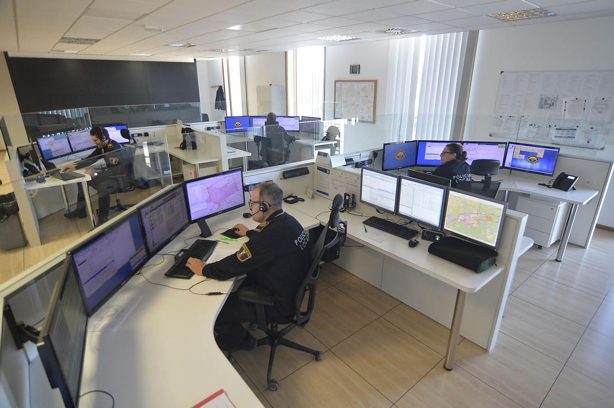 Sala operativa de la Policía Local de Elche, en una imagen retrospectiva.