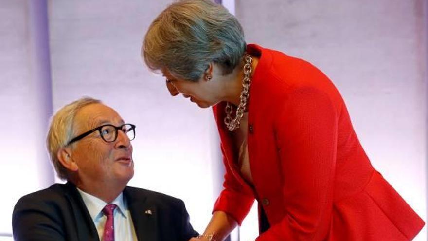 Jean Claude Juncker i Theresa May se saluden en una imatge del setembre passat.