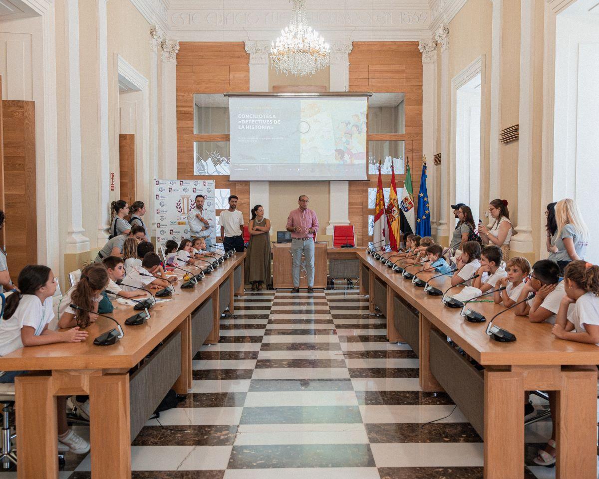 Fotogalería | El alcalde con los niños de la Concilioteca Fotogalería | El alcalde con los niños de la Concilioteca