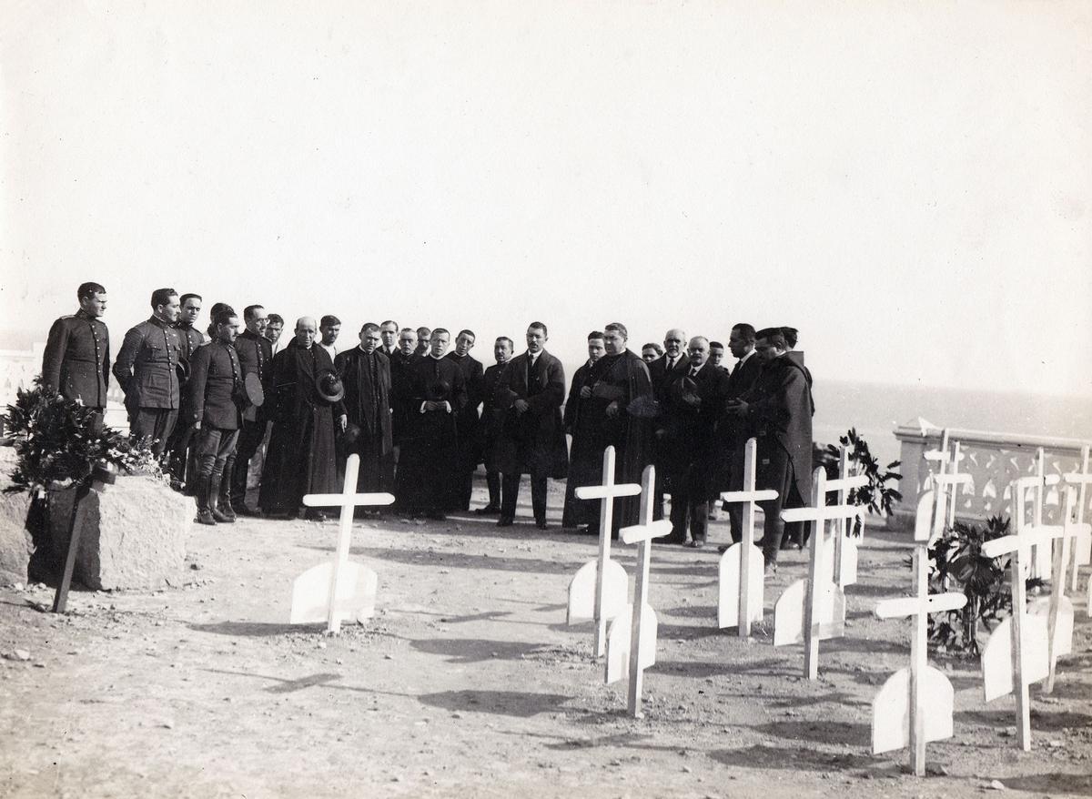 Visita del alcalde y el obispo de Málaga a un cementerio de fallecidos en la Guerra de Melilla.