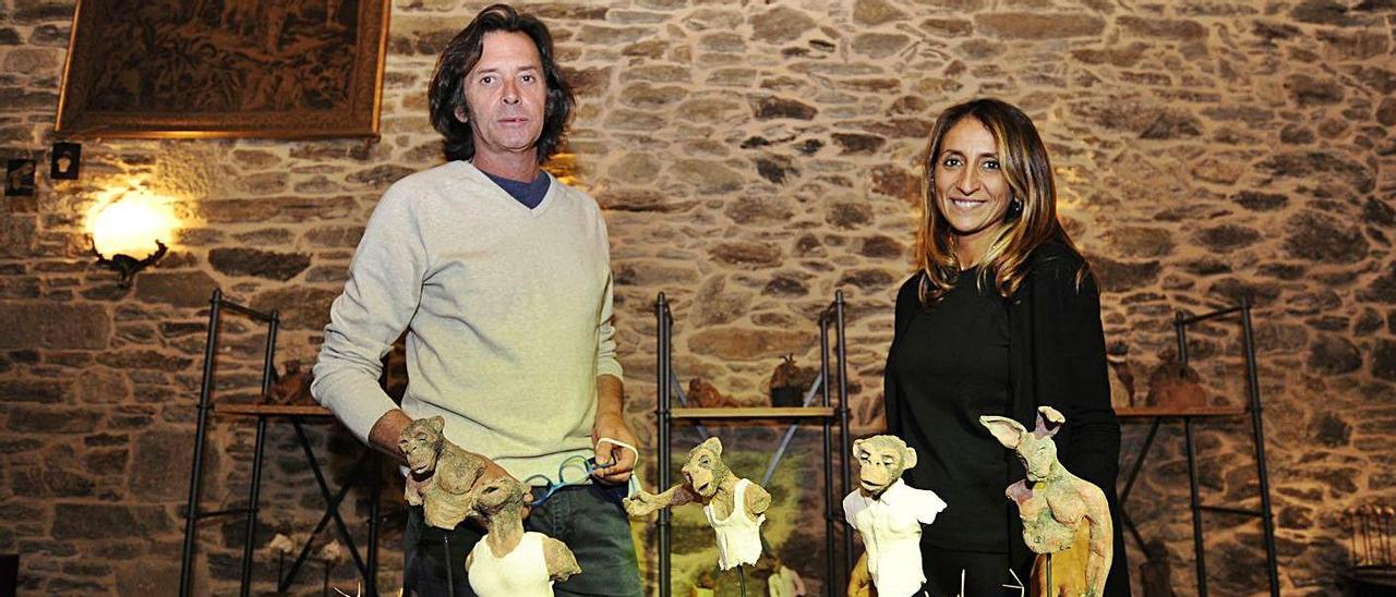 Enrique Urréjola y Graciela Vila, ayer, junto a piezas de la muestra en el Pazo de Bendoiro.   | // BERNABÉ/J. LALÍN