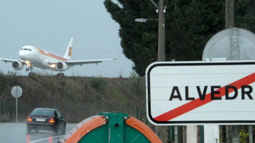 Un avión despega en el aeropuerto de Alvedro.