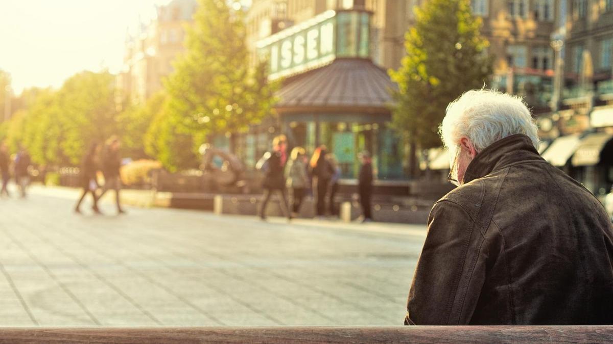 Un hombre sentado en un parque.