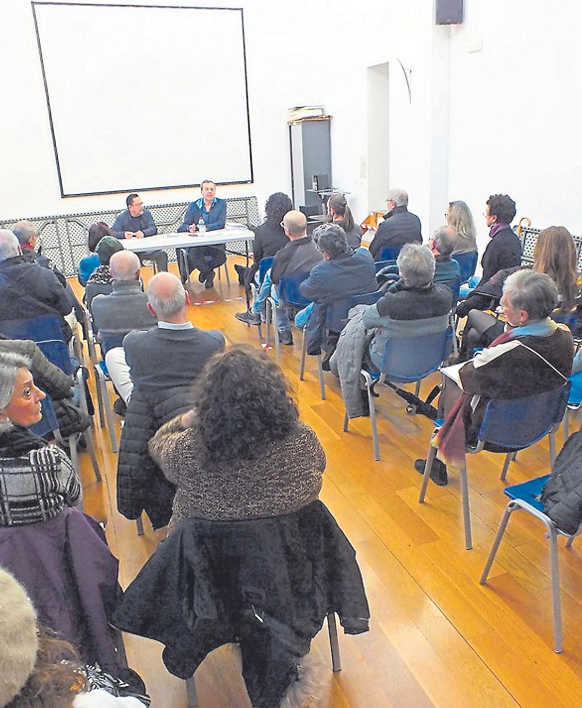 Reunión informativa sobre las inspecciones técnicas de construcciones, en el centro cívico de La Corredera.