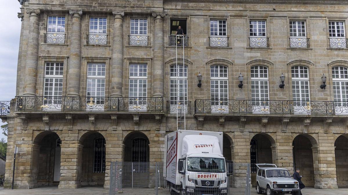 Un camión de una empresa de mudanzas, ayer en el Pazo de Raxoi, en Santiago.