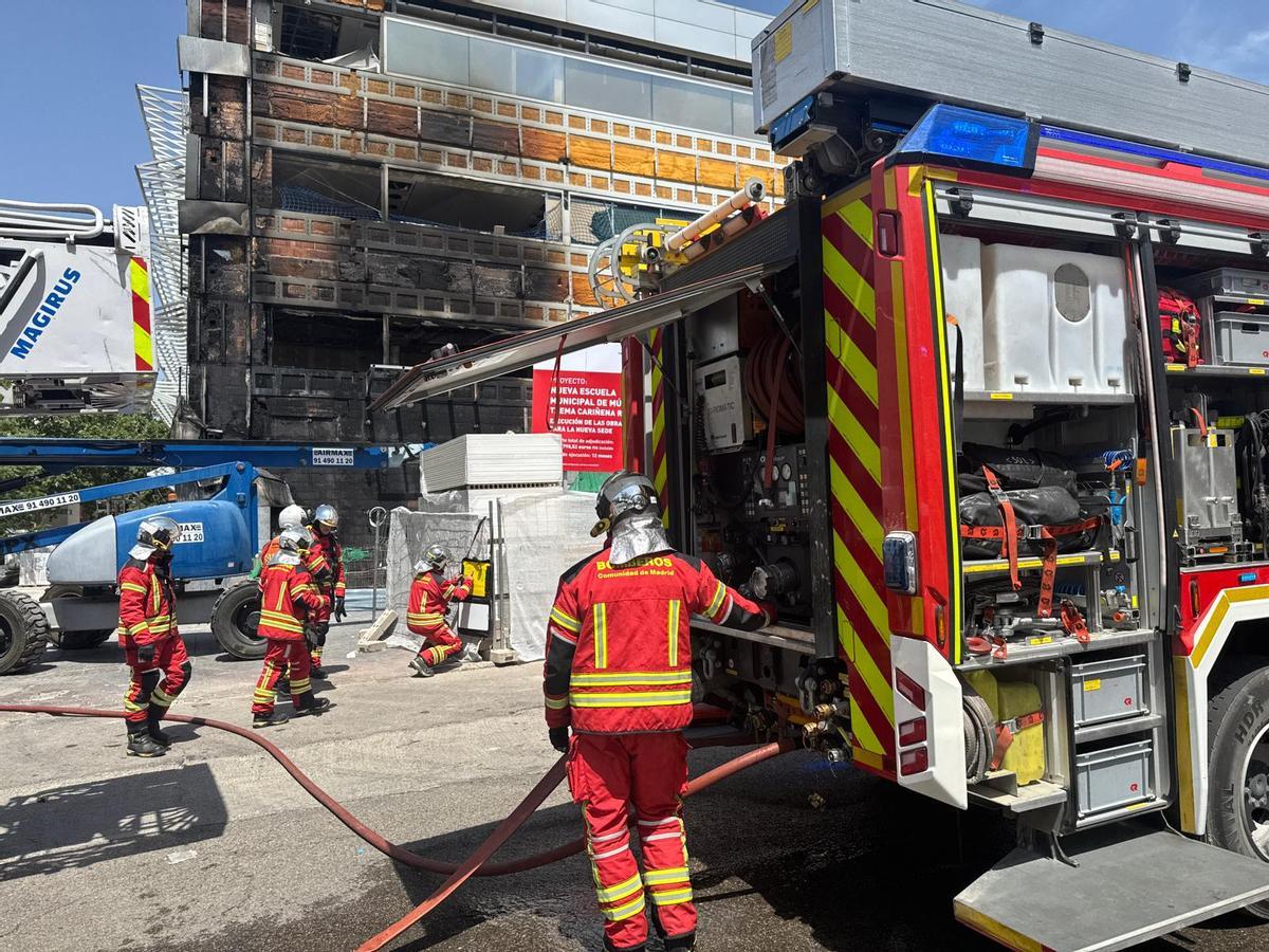 Los bomberos tras sofocar las llamas en el edificio de Rivas Vaciamadrid.