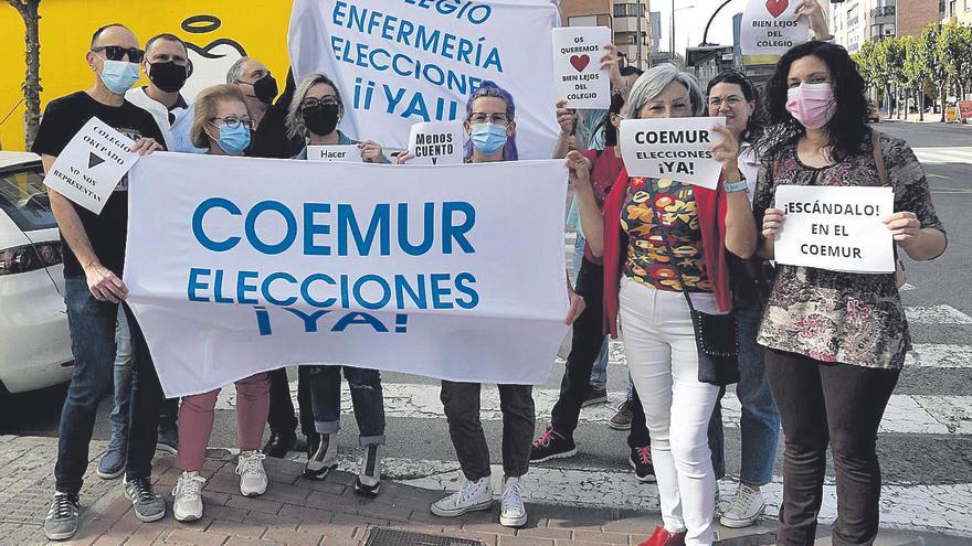 Una veintena de enfermeros exige elecciones en su Colegio
