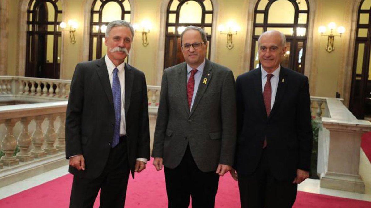 El jefe de la F1, Chase Carey, el president de la Generalitat, Quim Torra, y el presidente de Circuit, Vicenç Aguilera, este jueves