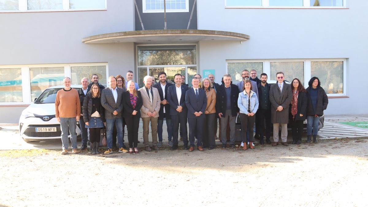El president del Consell Comarcal de la Selva, Martí Pujals i el batlle de Canet de Rosselló, Stéphane Loda, amb alguns dels membres del projecte europeu Hydroscopia.