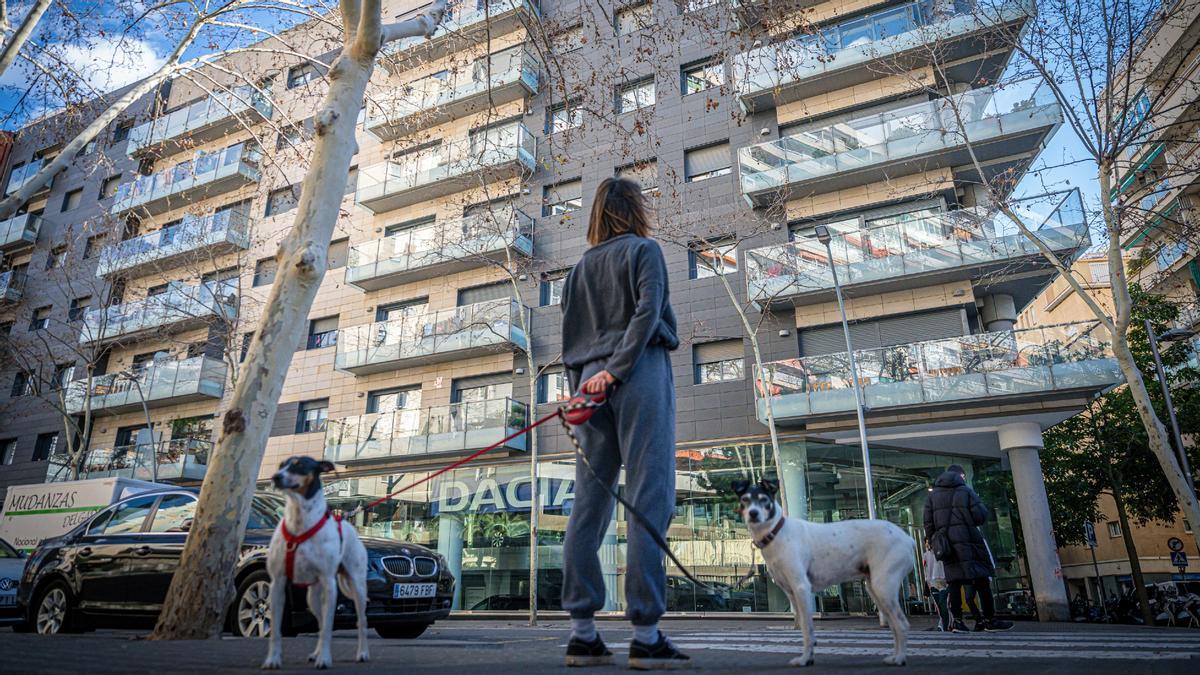 Una vecina observa los edificios de Marquès de Sentmentat con Guitard, en Les Corts