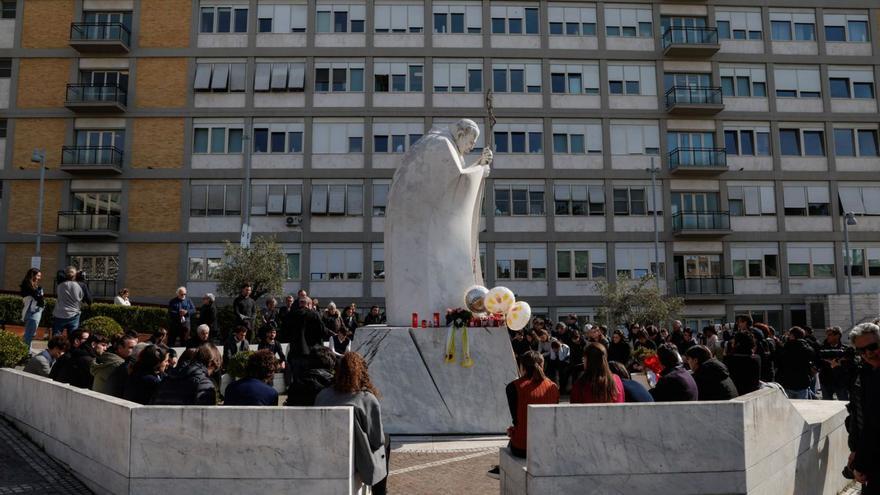 Un grupo de fieles reza por el Papa a la entrada del Hospital Agostino Gemelli, en Roma. | E. P.