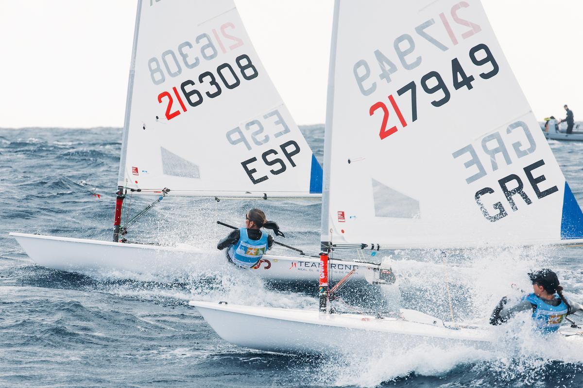 Marga Perelló (i) y Hermionie Ghicas durante una de las pruebas de hoy.