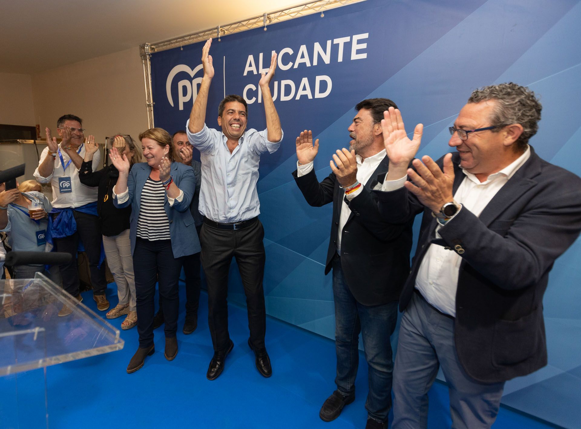Carlos Mazón celebra su victoria en Alicante