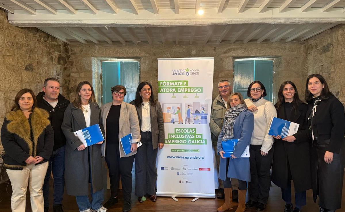 Representantes de los concellos de Meis y Ribadumia con miembros de Acción contra el Hambre.