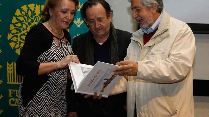 Carmen Ferreras, Francisco Somoza y Agustín Remesal hojean el libro creado en común.