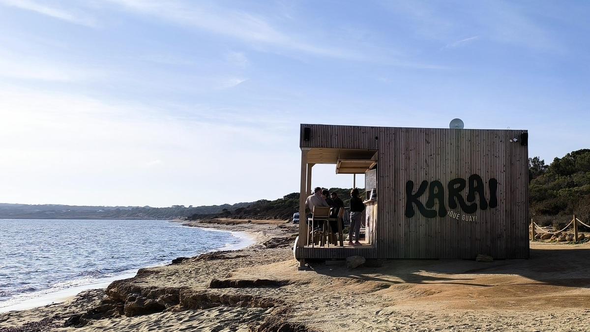 Uno de los quioscos situados en la playa de Migjorn de Formentera
