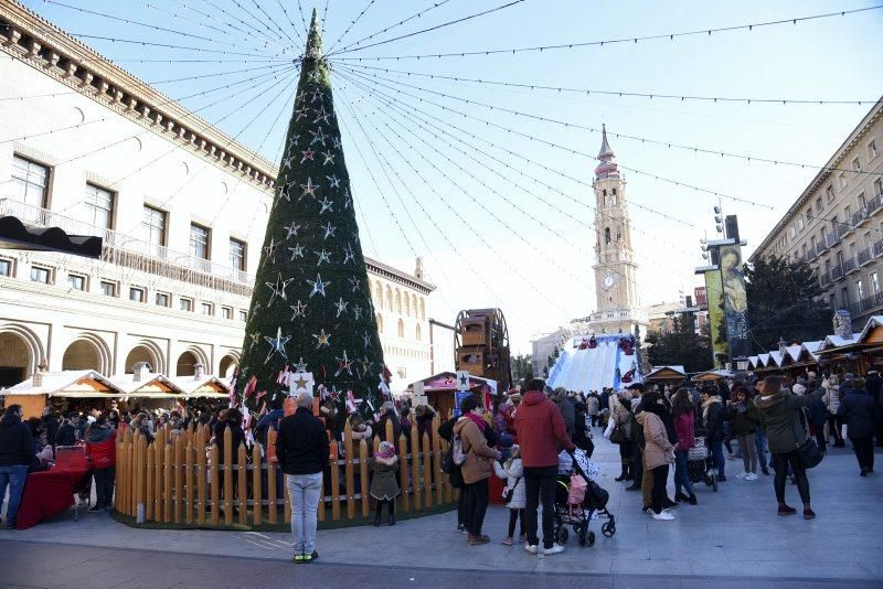 Ambiente navideño en la Plaza del Pilar