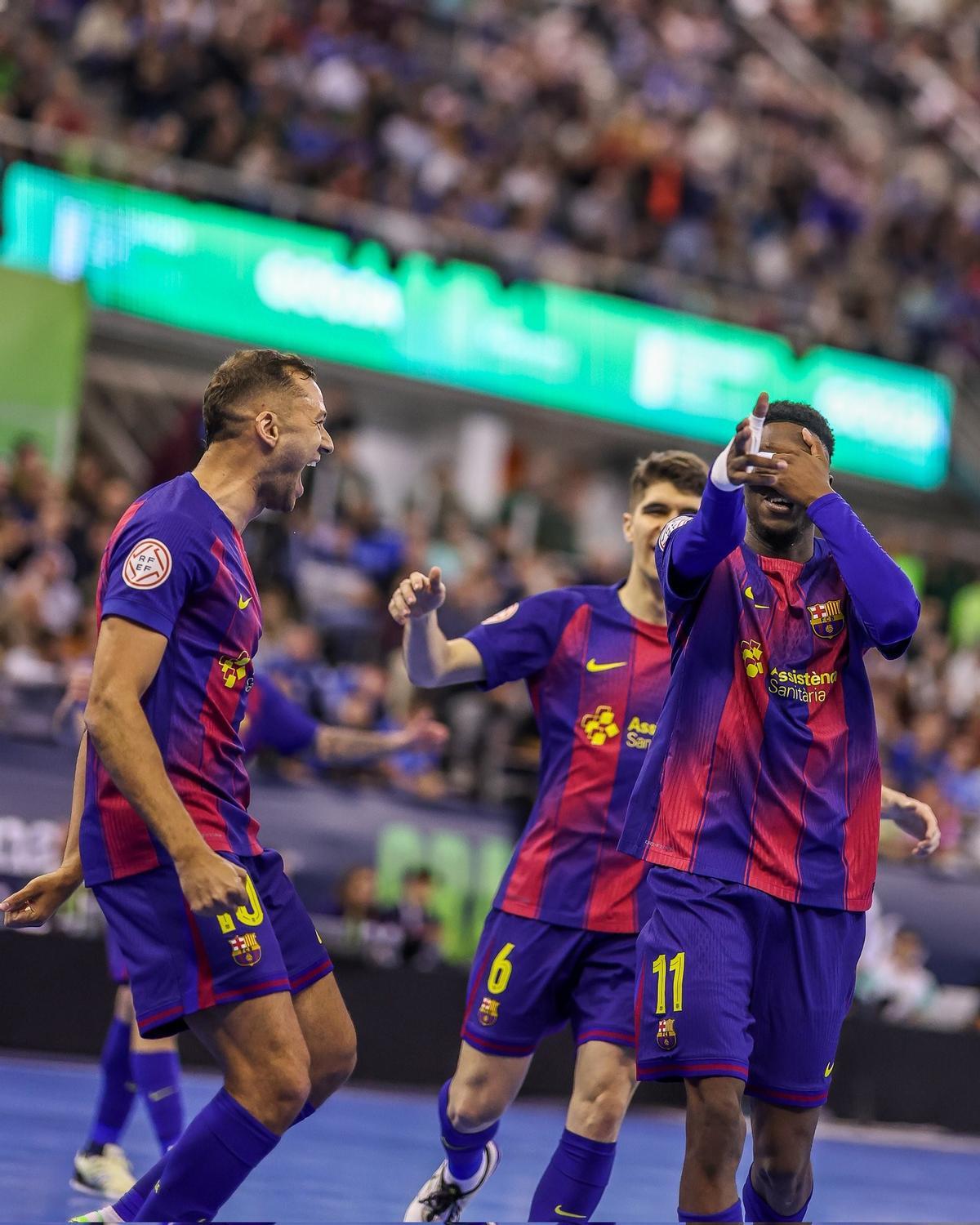 Touré (derecha) celebra el primer gol del Barça, este viernes.