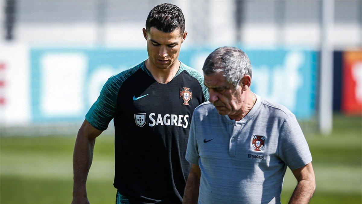 Cristiano Ronaldo y Fernando Santos durante un entrenamiento de Portugal