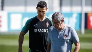Cristiano Ronaldo y Fernando Santos durante un entrenamiento de Portugal