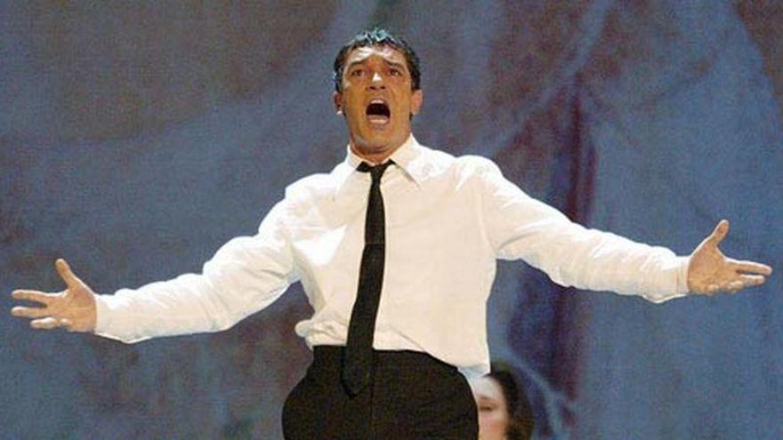 Antonio Banderas celebra sus 56 años cantando con Enrique Ponce