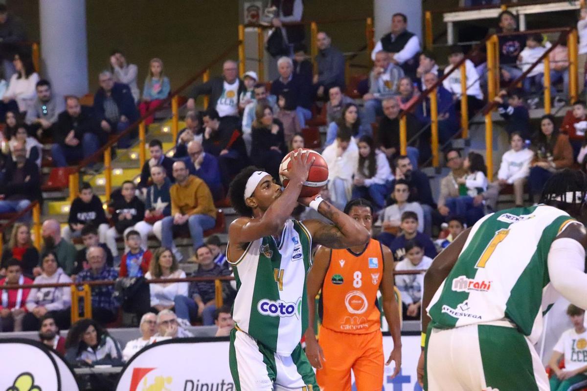 Coto Córdoba Baloncesto - Sagrado Corazón Cáceres : el partido en imágenes