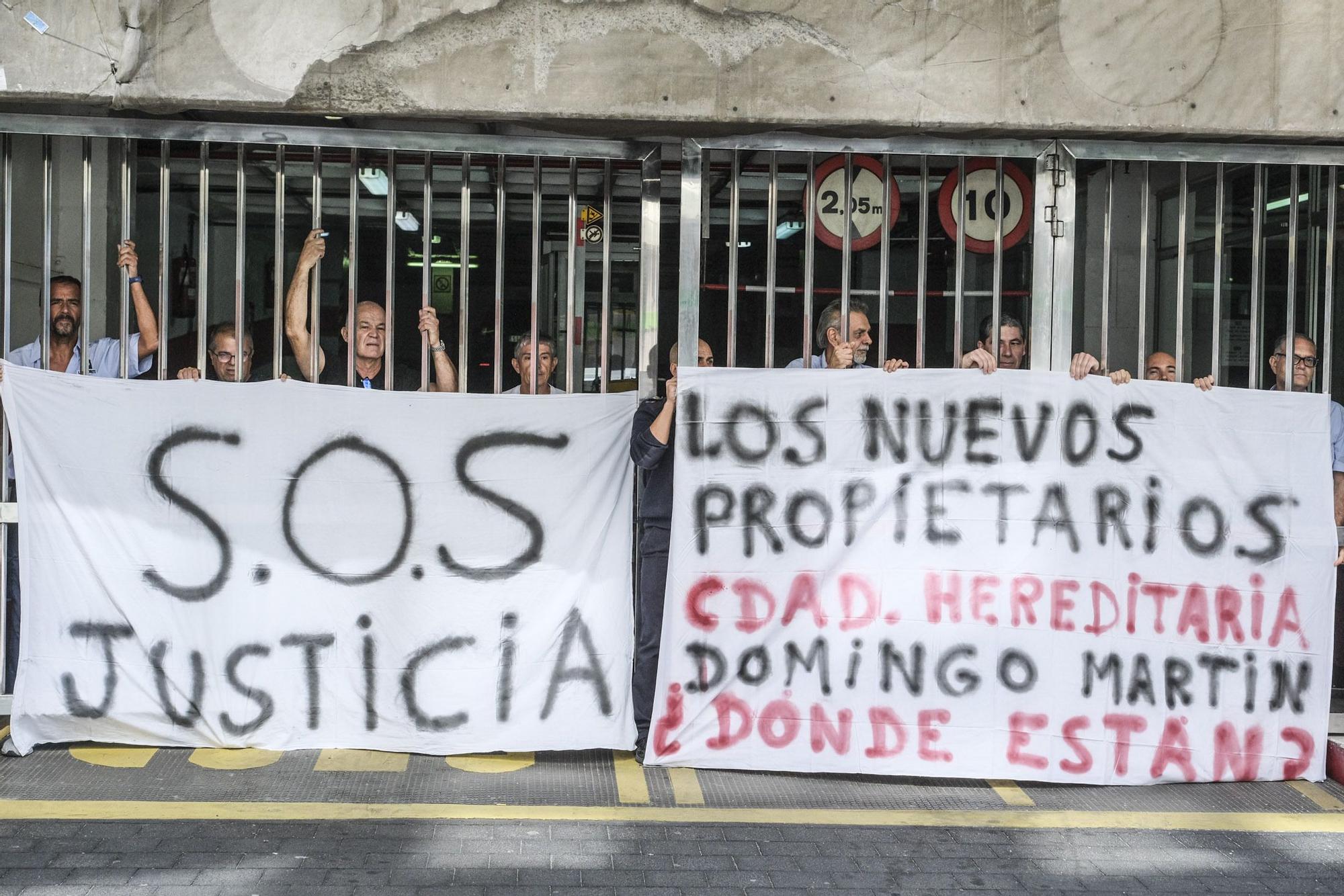 Protesta de trabajadores del parquin de Luis Morote