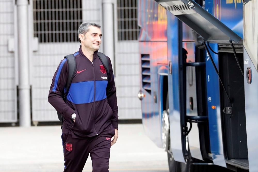 Els jugadors del Barça surten del Camp Nou