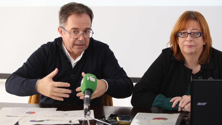 El alcalde, Josep Marí Ribas, y la primera teniente de alcalde, Paquita Ribas, esta mañana en rueda de prensa.
